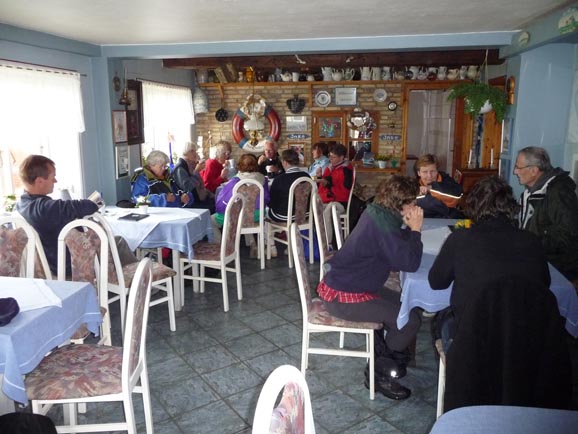 Schnell noch'n Kaffee beim Warten auf den Hallig-Express