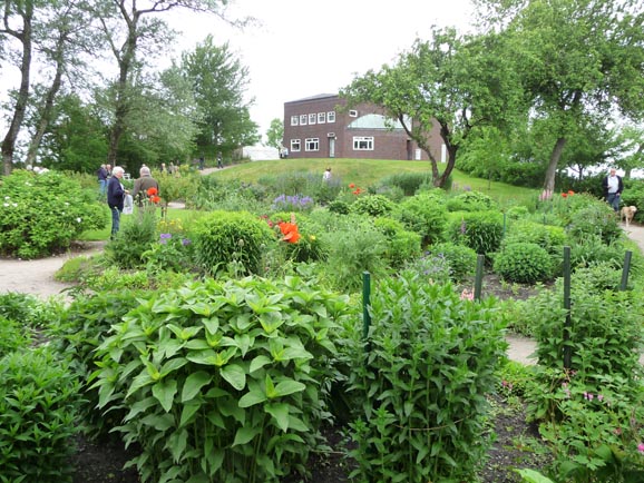 Garten mit Atelierhaus