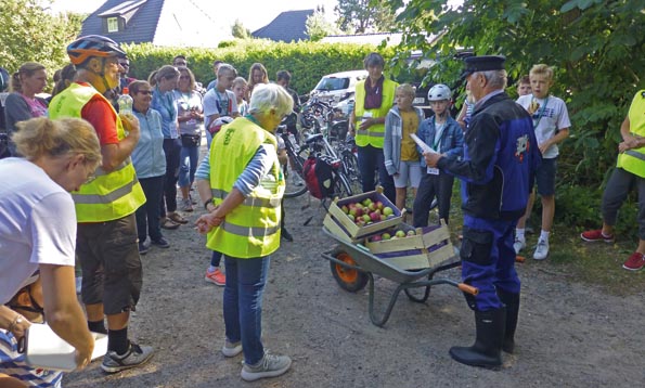 TdG-09 Bauer Detlef Dühring bringt Äpfel TdG-09 Bauer Detlef Dühring bringt Äpfel