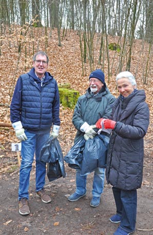 Waldreinigung-B�rgermeister Vo� und das Ehepaar Kirsten