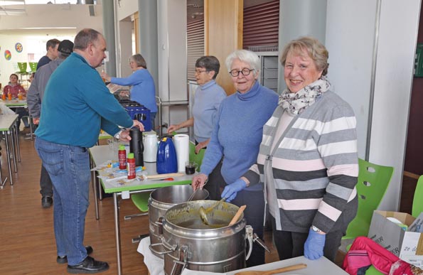 Waldreinigung-flei�ige Helferinnen Sabine Osterloh und Marion Krohn